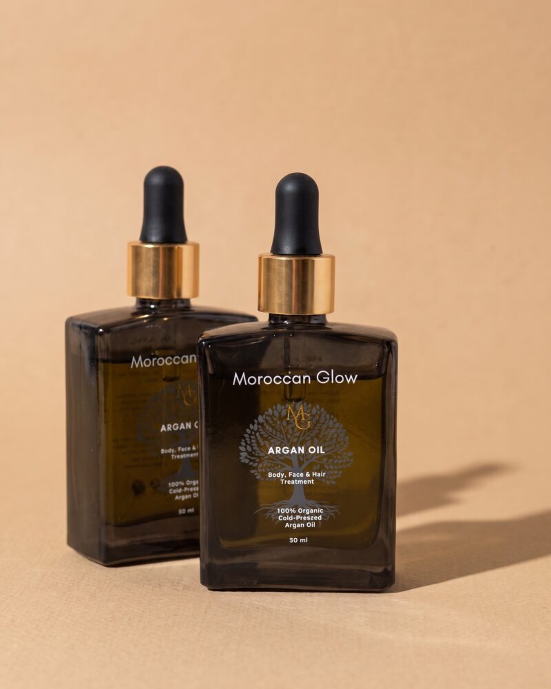 Zwei Flaschen Moroccan Glow Arganöl à 50 ml aus Braunglas mit goldenem Ring und schwarzer Pipette