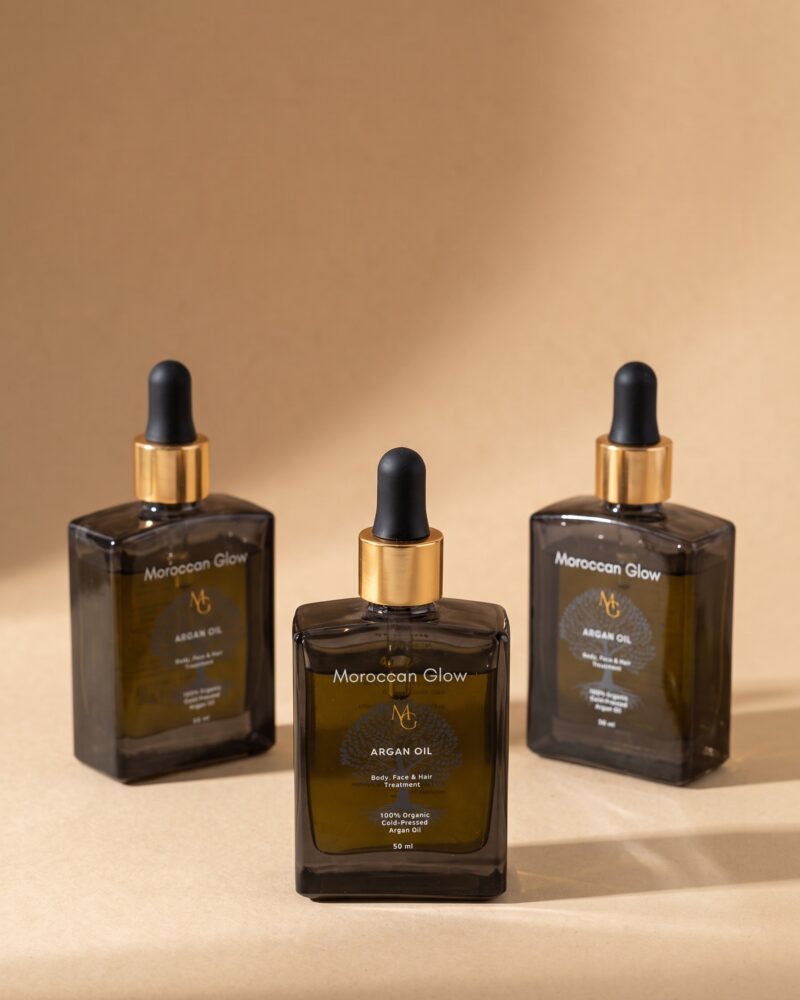 Drei Flaschen Moroccan Glow Arganöl à 50 ml aus Braunglas mit goldenem Ring und schwarzer Pipette